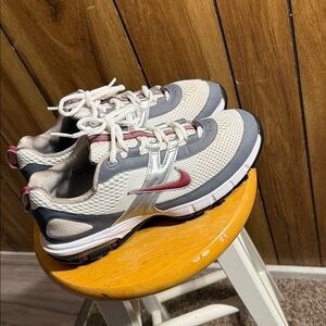 Nike Women’s Golf Shoes Size 8 | Soft Spikes | Gray & Burgundy